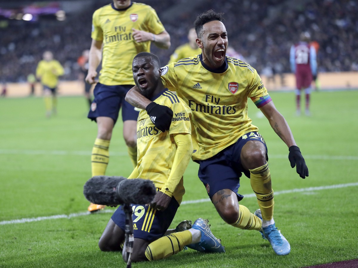 Nicolas Pepe a Pierre-Emerick Aubameyang oslavujú gól