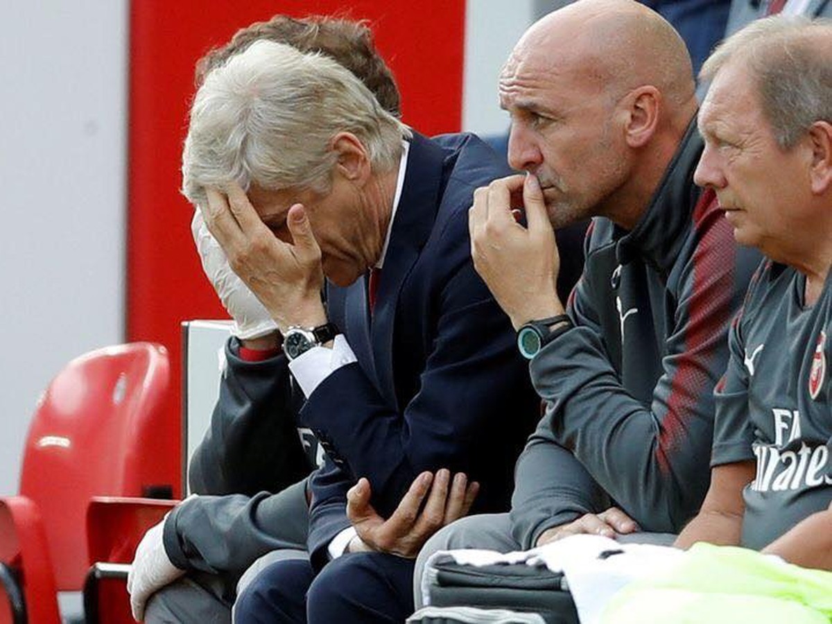 Sklamaný manažér Arséne Wenger na lavičke Arsenalu