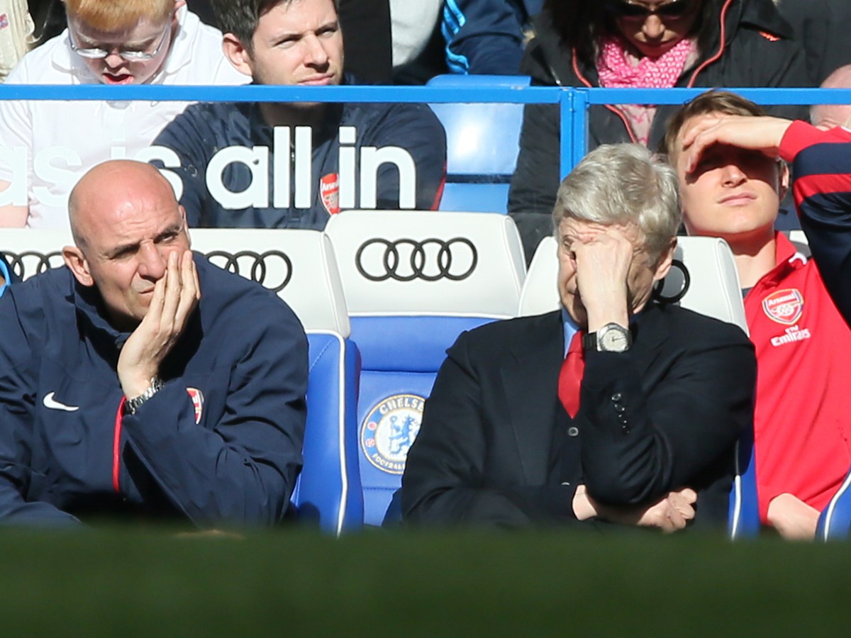 Nepríjemne zaskočený jubilant Arséne Wenger na lavičke Arsenalu