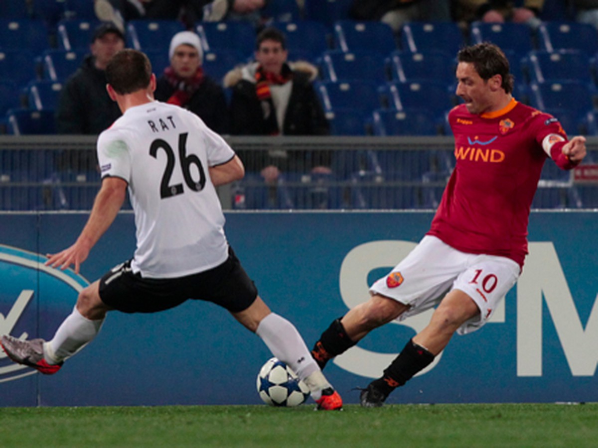 Francesco Totti bojuje o loptu s Ratom
