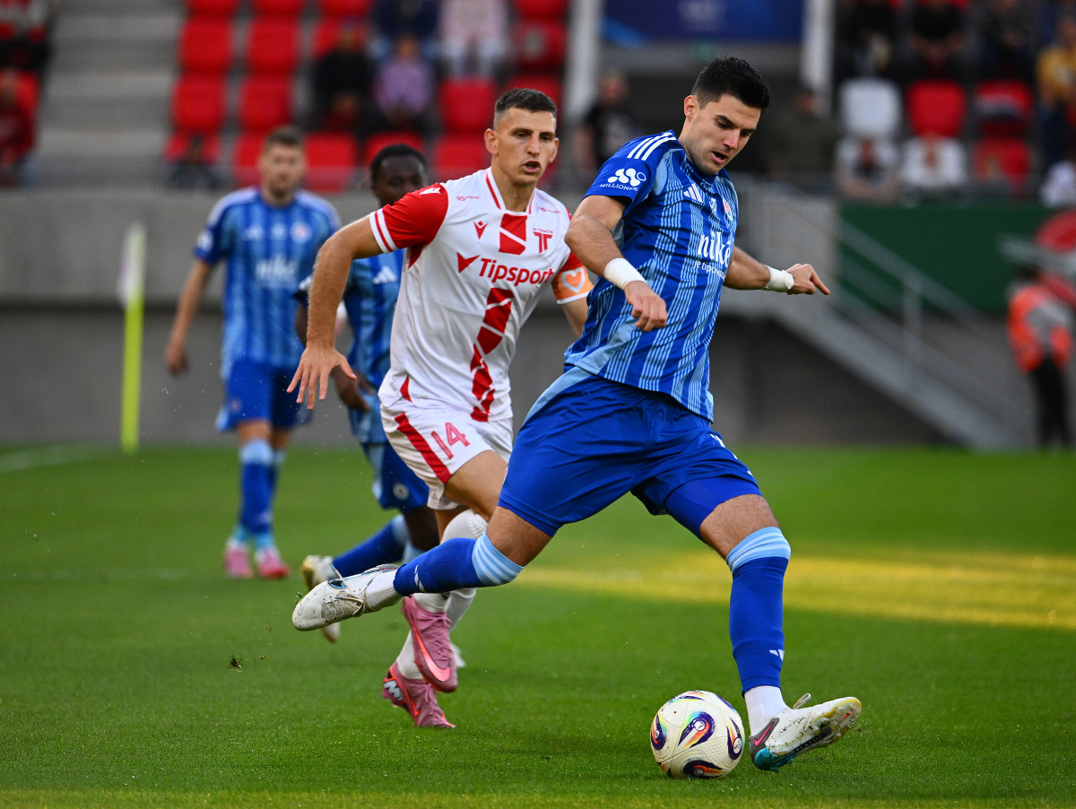 Zľava Jakub Holúbek z Trenčína a Marko Tolić zo Slovana v súboji o loptu