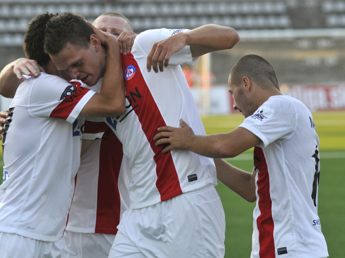 Ilustračné foto: Tomáš Malec (v strede) so spoluhráčmi oslavuje svoj gól