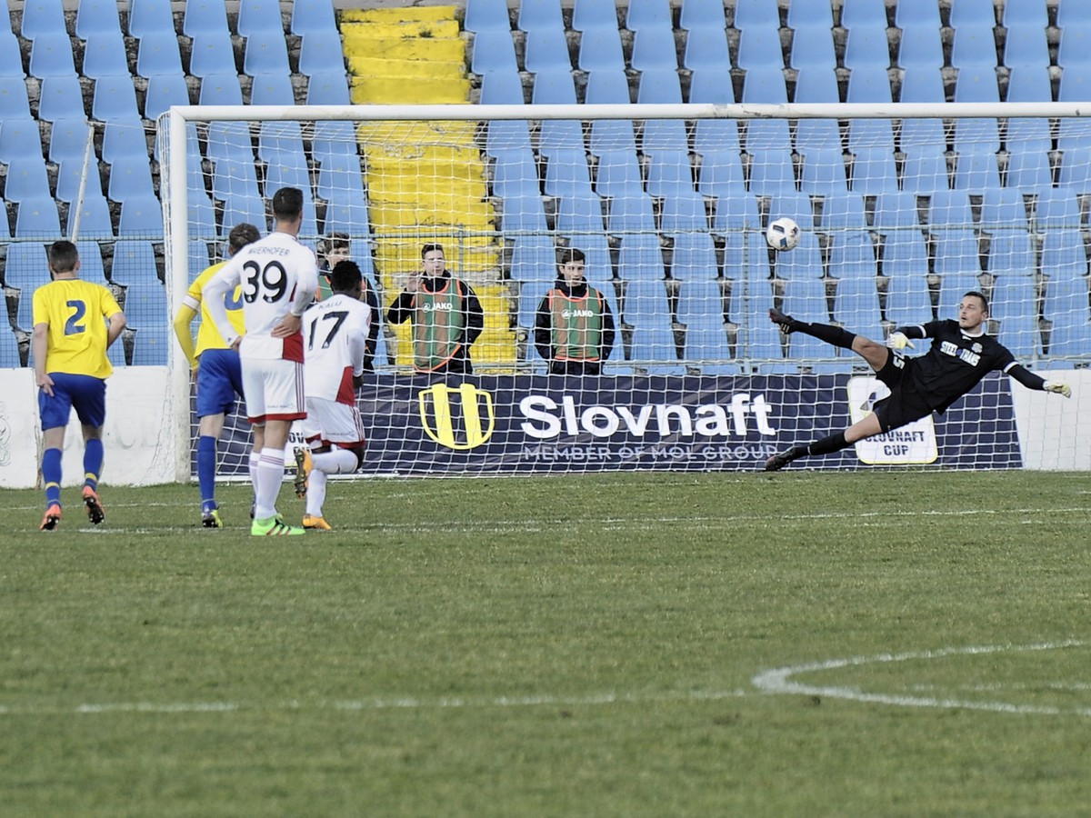 Ryan Koolwijk (vpravo) z Trenčína dáva gól do košickej bránky z pokutového kopu