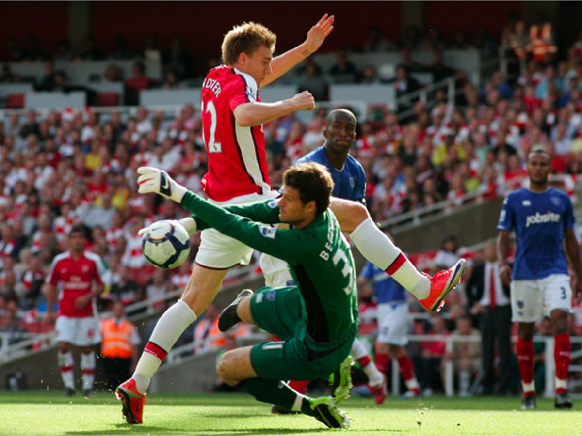 Asmir Begovič v akcii proti Bendtnerovi