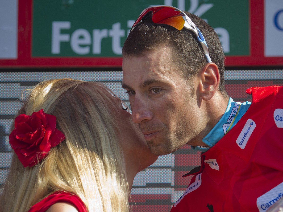 Vincenzo Nibali v červenom drese pre vedúceho pretekára Vuelty