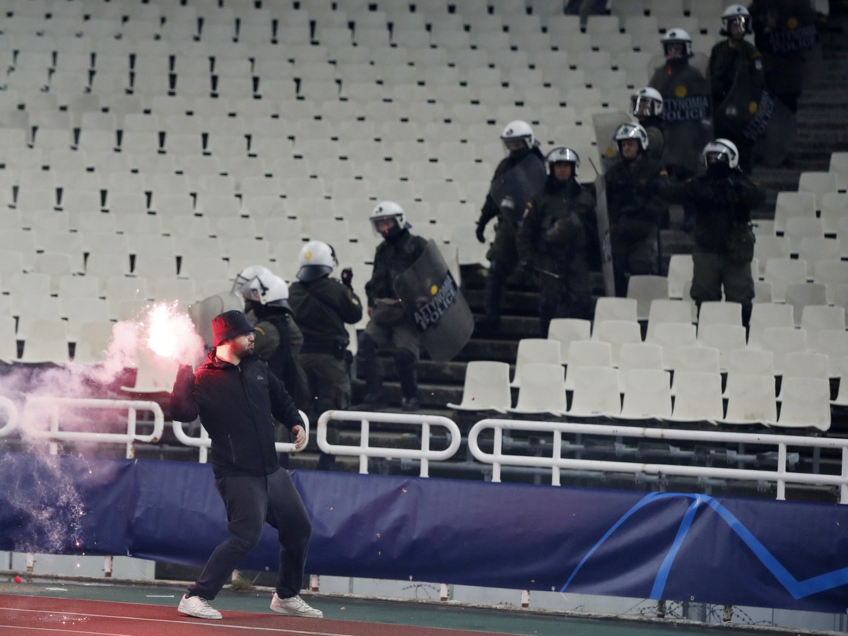 Fanúšik Atén hodil hodil do sektoru Ajaxu zapálenú fľašu