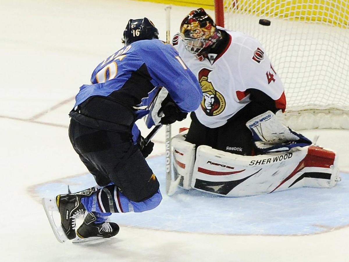 Andrew Ladd prekonáva Craiga Andersona