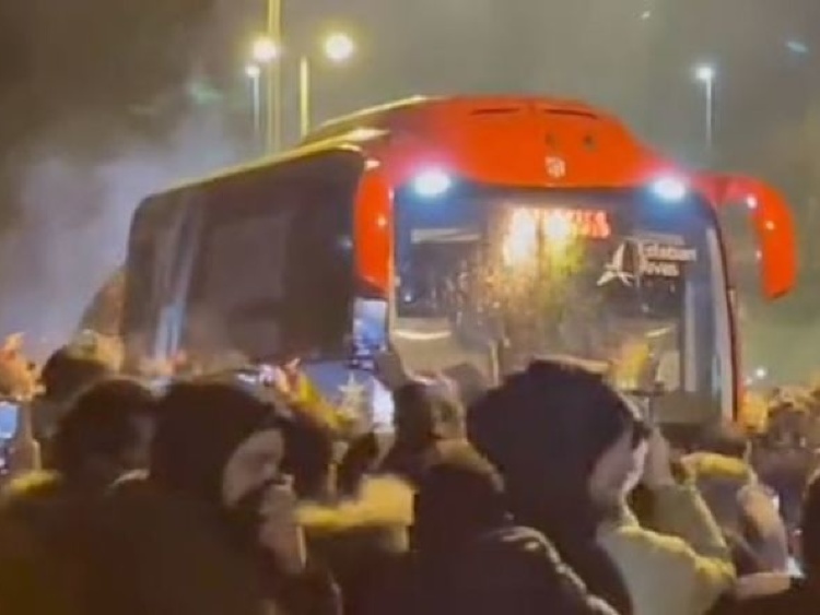  Na klubový autobus Atlética Madrid v stredu zaútočili fanúšikovia Realu Sociedad