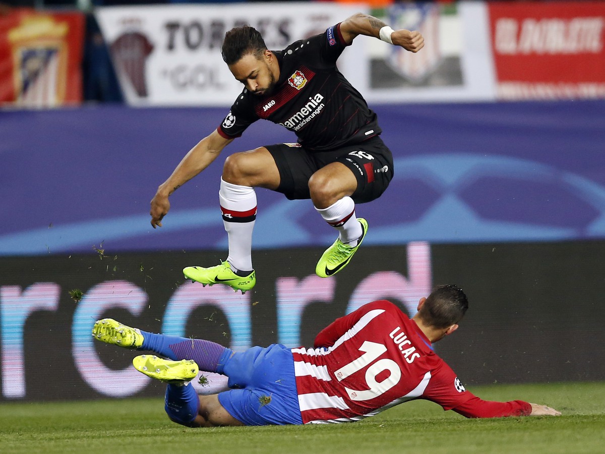 Na snímke hore hráč Bayeru Leverkusen Karim Bellarabi, dole hráč Madridu Lucas Hernandez