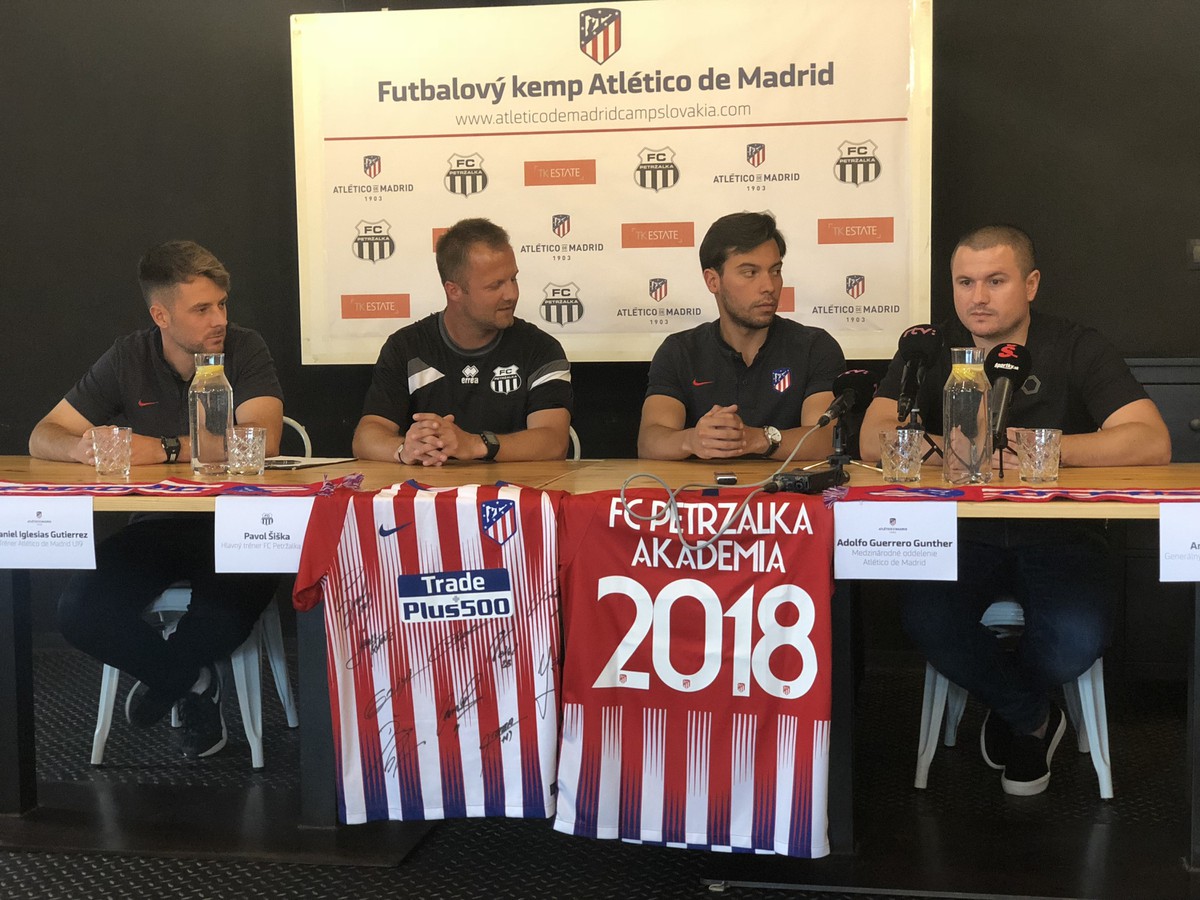 Tlačová konferencia k futbalovému kempu Atlética Madrid, ktorý sa uskutoční na štadióne FC Petržalka