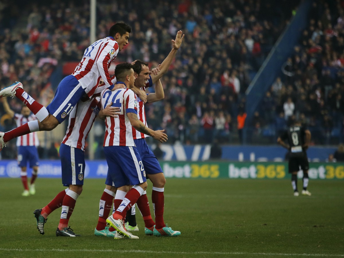 Diego Godín oslavuje so spoluhráčmi svoj gól