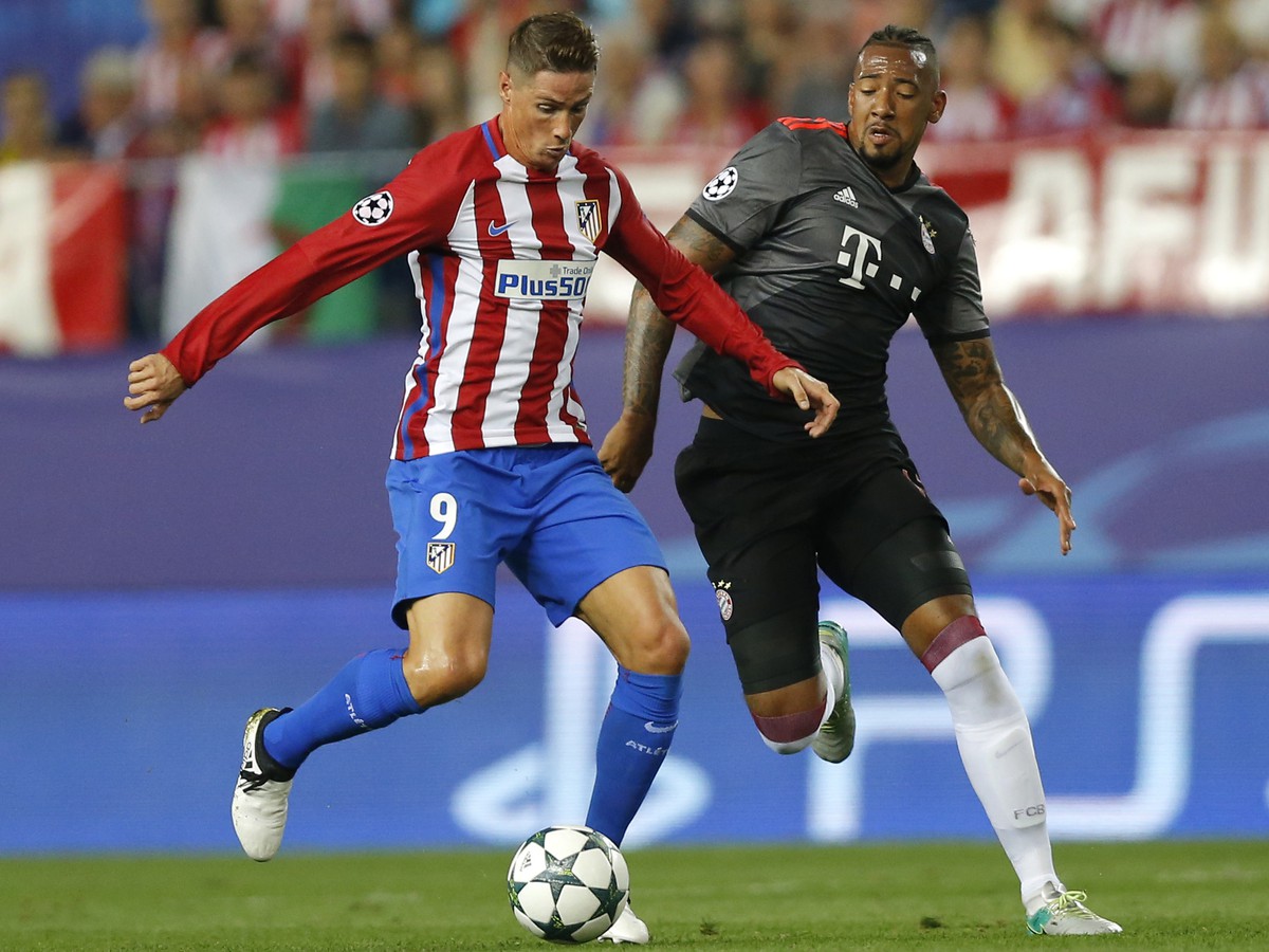 Fernando Torres a Jerome Boateng v súboji o loptu