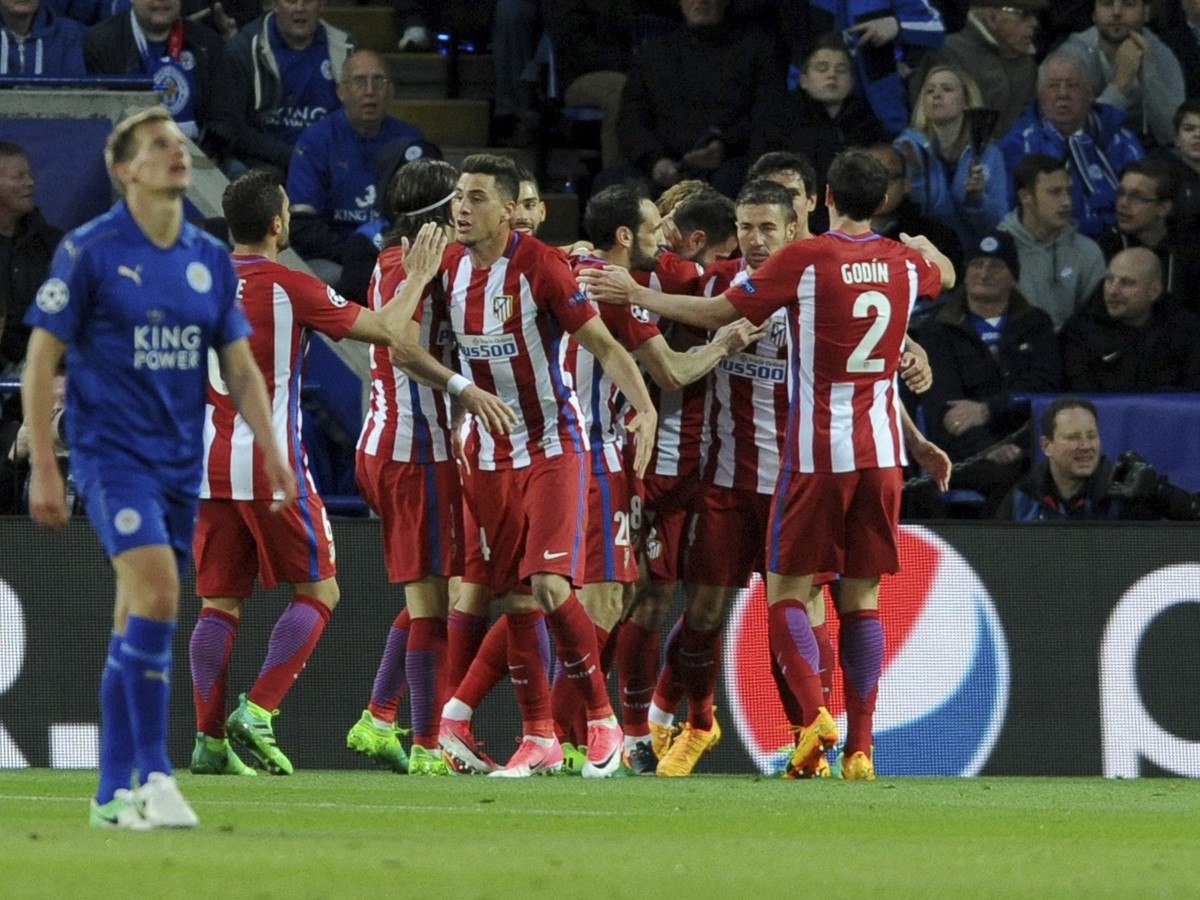 Hráč Atlético Madrid Saul Niguez (v strede) oslavuje so spoluhráčmi úvodný gól