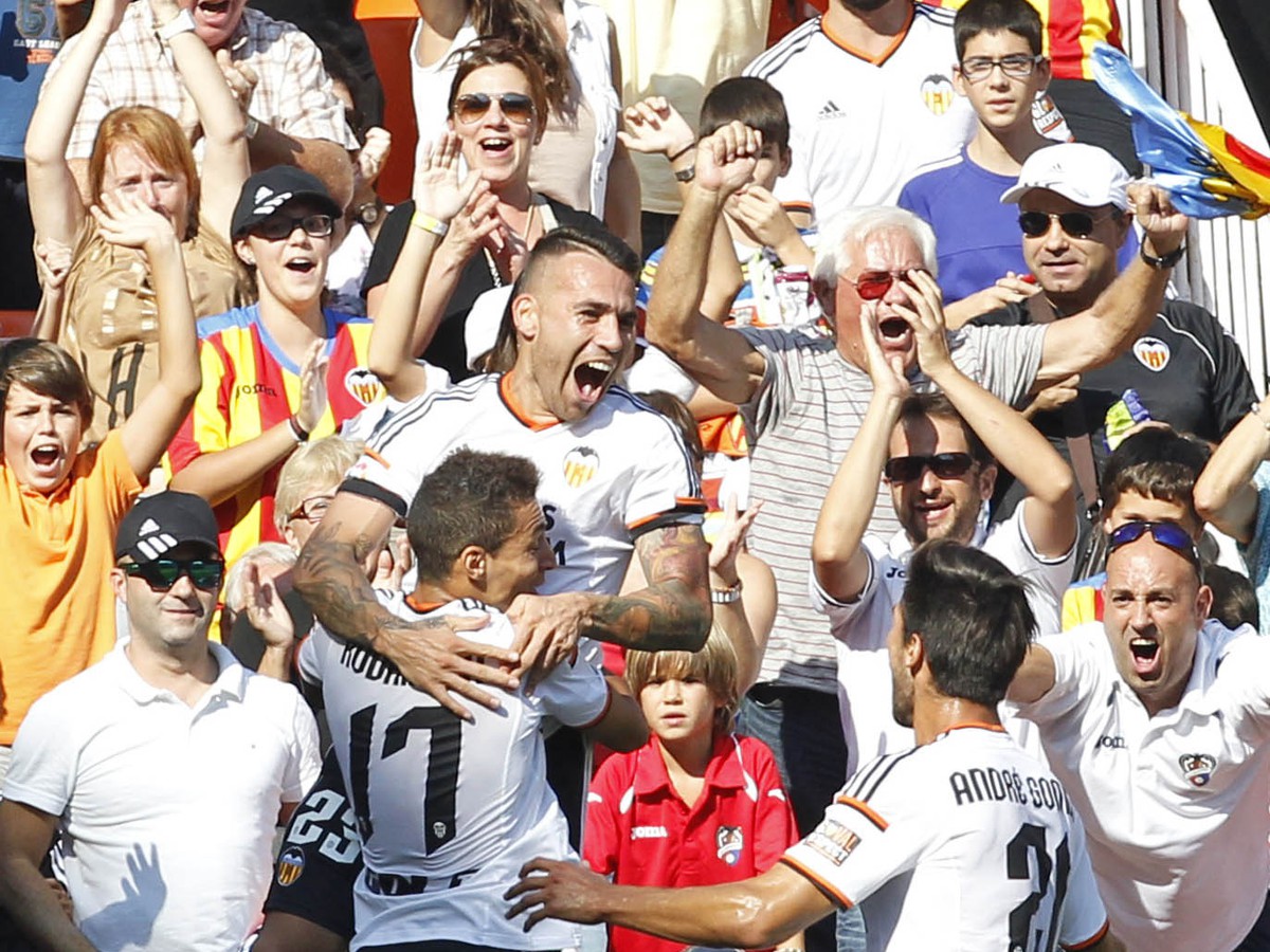 Otamendi (v strede) oslavuje gól do siete Atlética Madrid