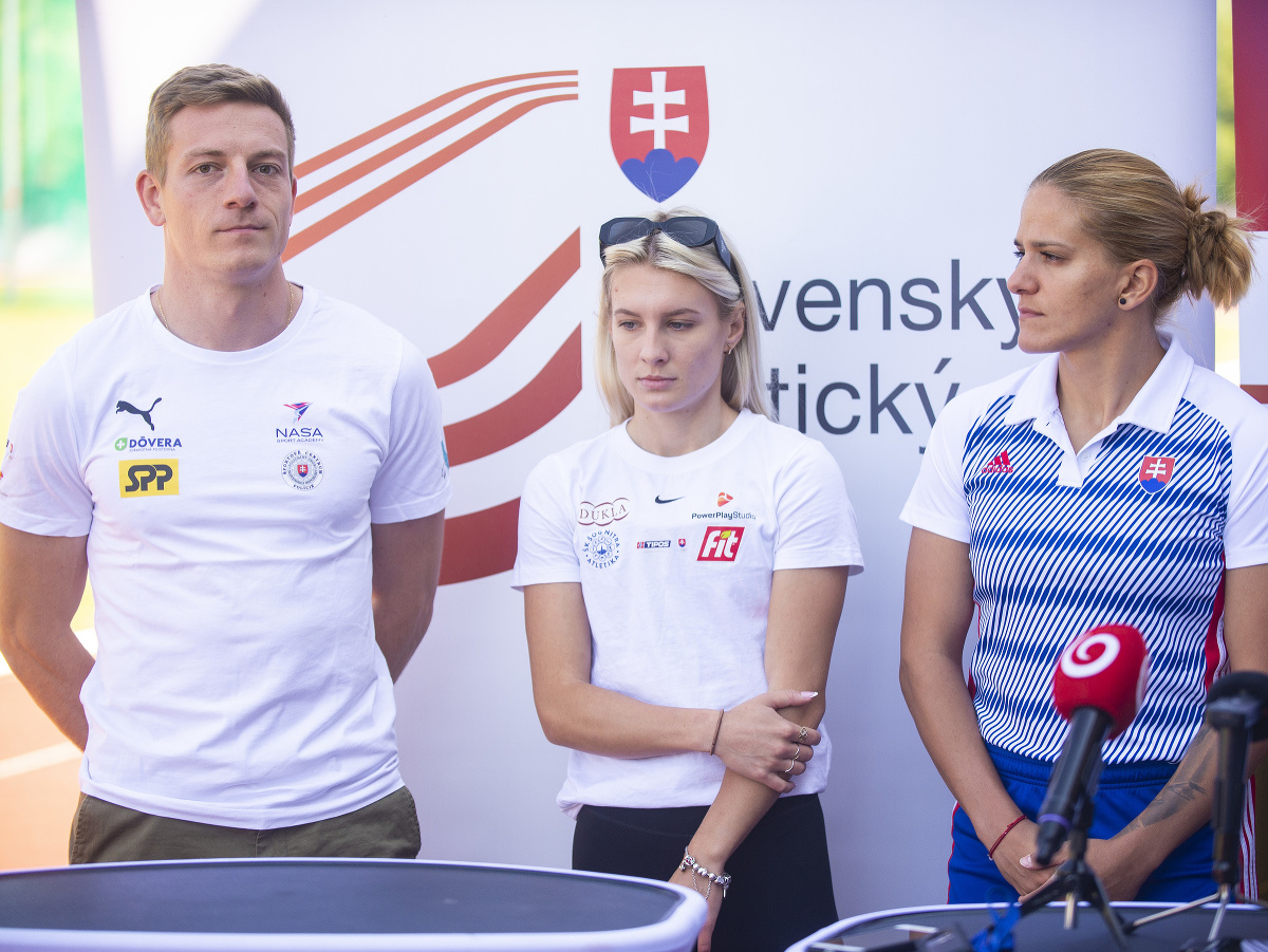 Na snímke zľava šprintér Ján Volko, prekážkárka Viktória Forsterová a šprintérka Monika Weigertová počas tlačovej konferencie k 58. ročníku atletického mítingu P-T-S