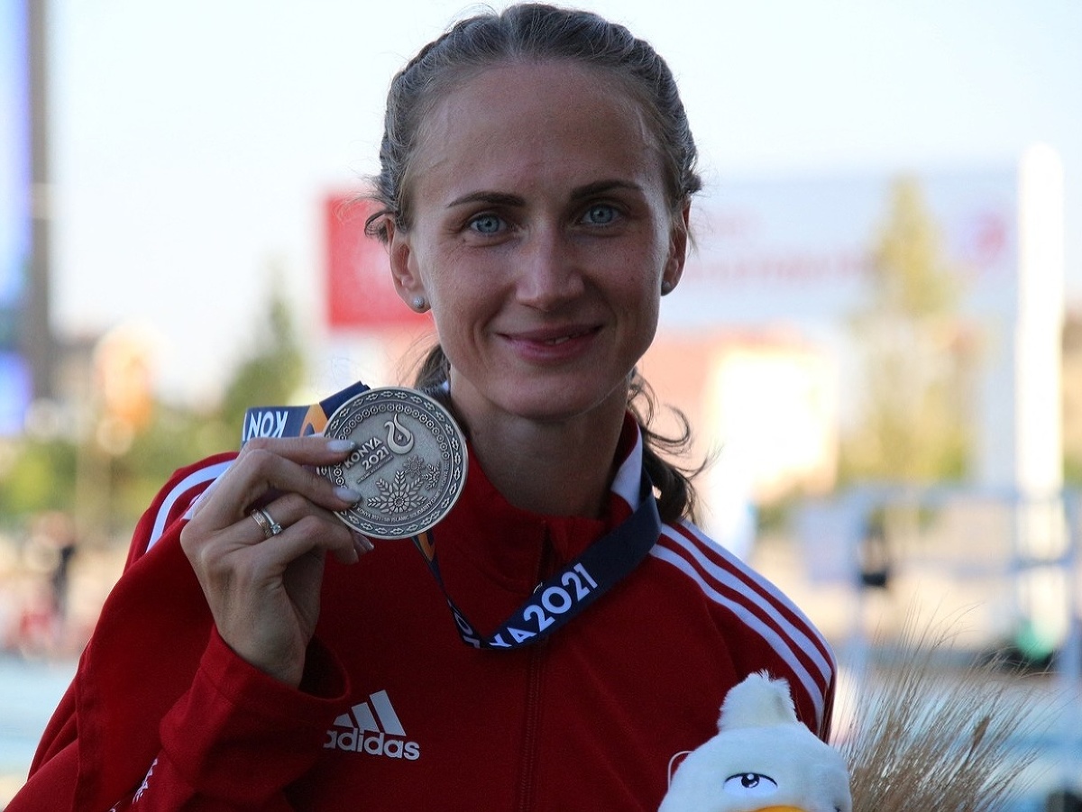 Jekaterina Guliyevová so striebornou medailou