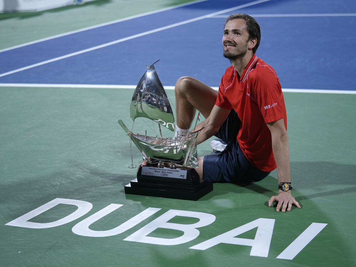 Ruský tenista Daniil Medvedev pózuje s trofejou víťaza dvojhry na turnaji ATP v Dubaji