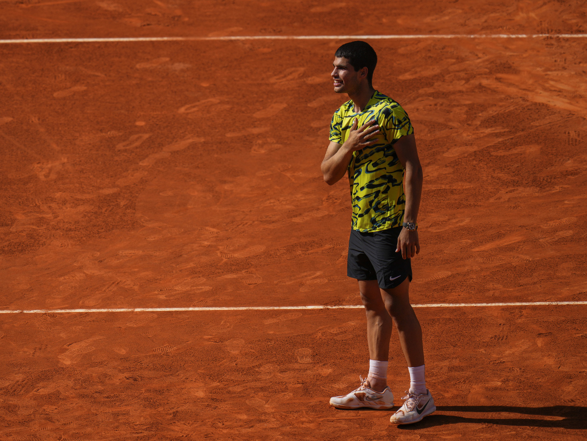 Španielsky tenista Carlos Alcaraz sa teší po víťazstve nad Chorvátom Bornom Čoričom v semifinále dvojhry a turnaji Masters 1000 v Madride 