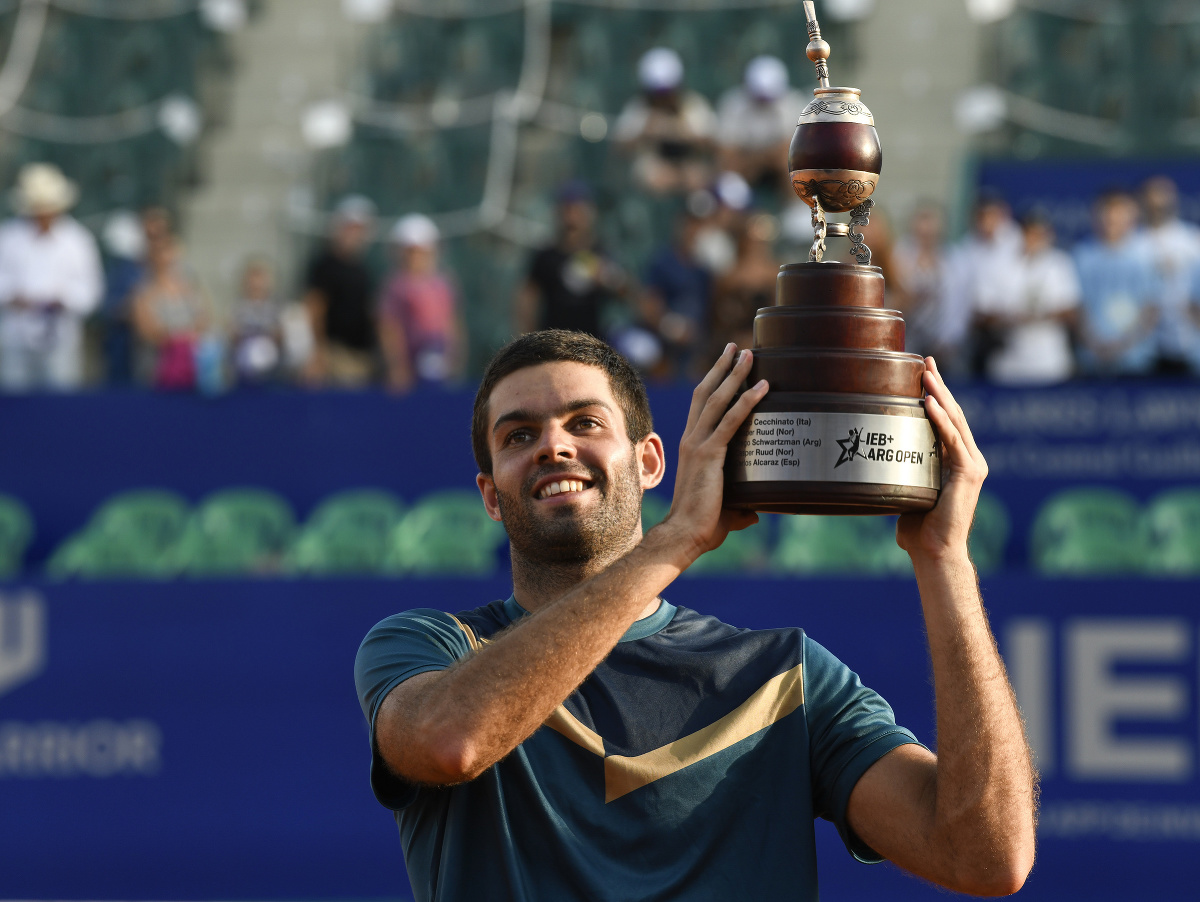 Argentínsky tenista Facundo Diaz Acosta oslavuje s trofejou po jeho výhre nad Nicolasom Jarrym z Čile vo finále tenisového turnaja ATP v Buenos Aires