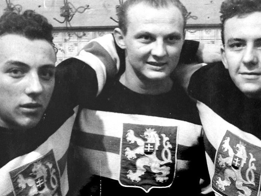 Československí hokejoví reprezentanti v roku 1950, vľavo je Augustin Bubník