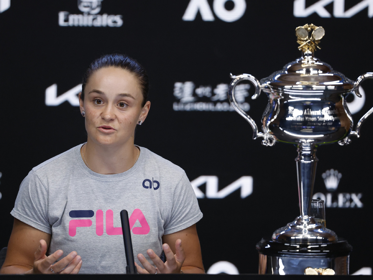 Austrálska tenistka Ashleigh Bartyová s trofejou pre víťazku Australian Open 