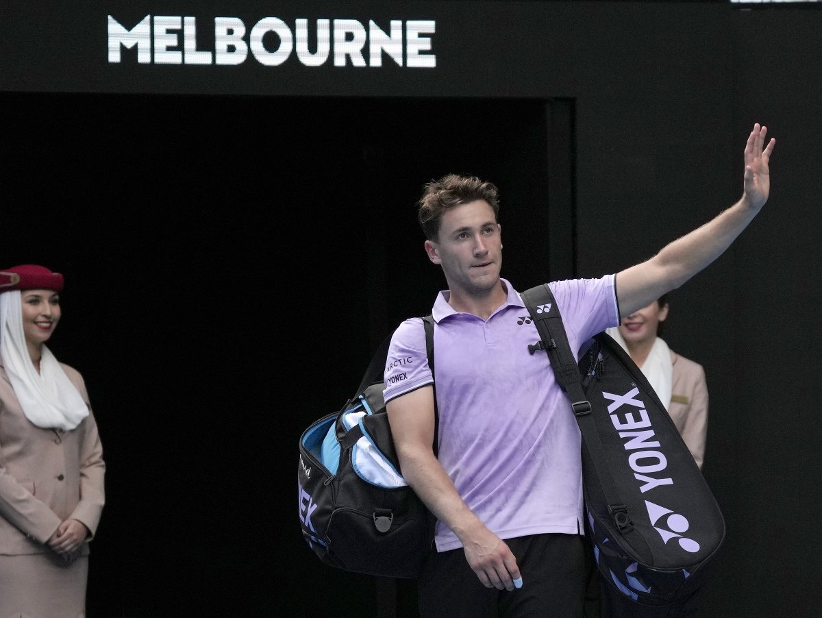 Sklamaný Casper Ruud opúšťy kurt Australian Open