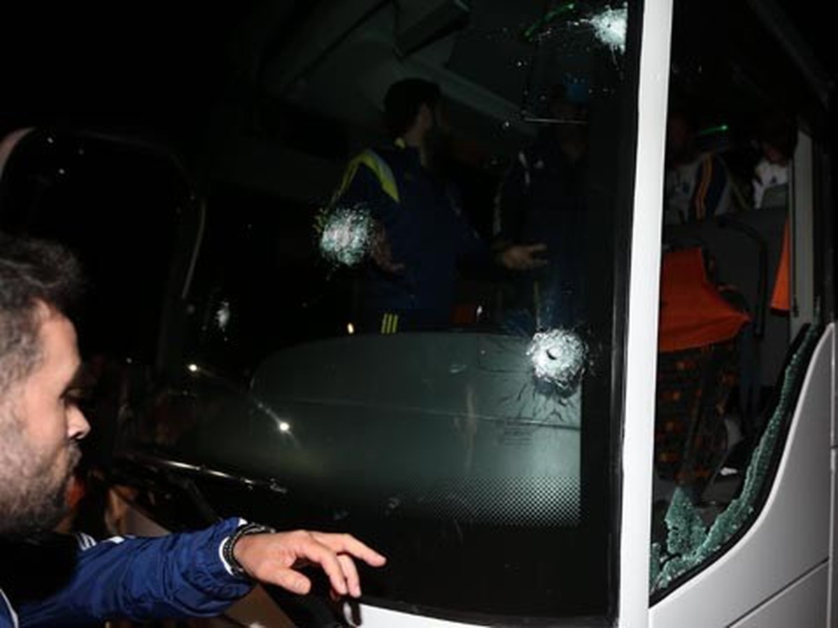 Takto vyzeral autobus s futbalistami Fenerbahce Istanbul po prvom napadnutí