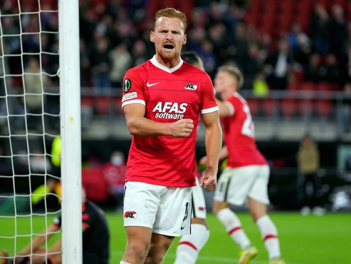 Dani de Wit oslavuje víťazný gól Alkmaaru proti Jabloncu