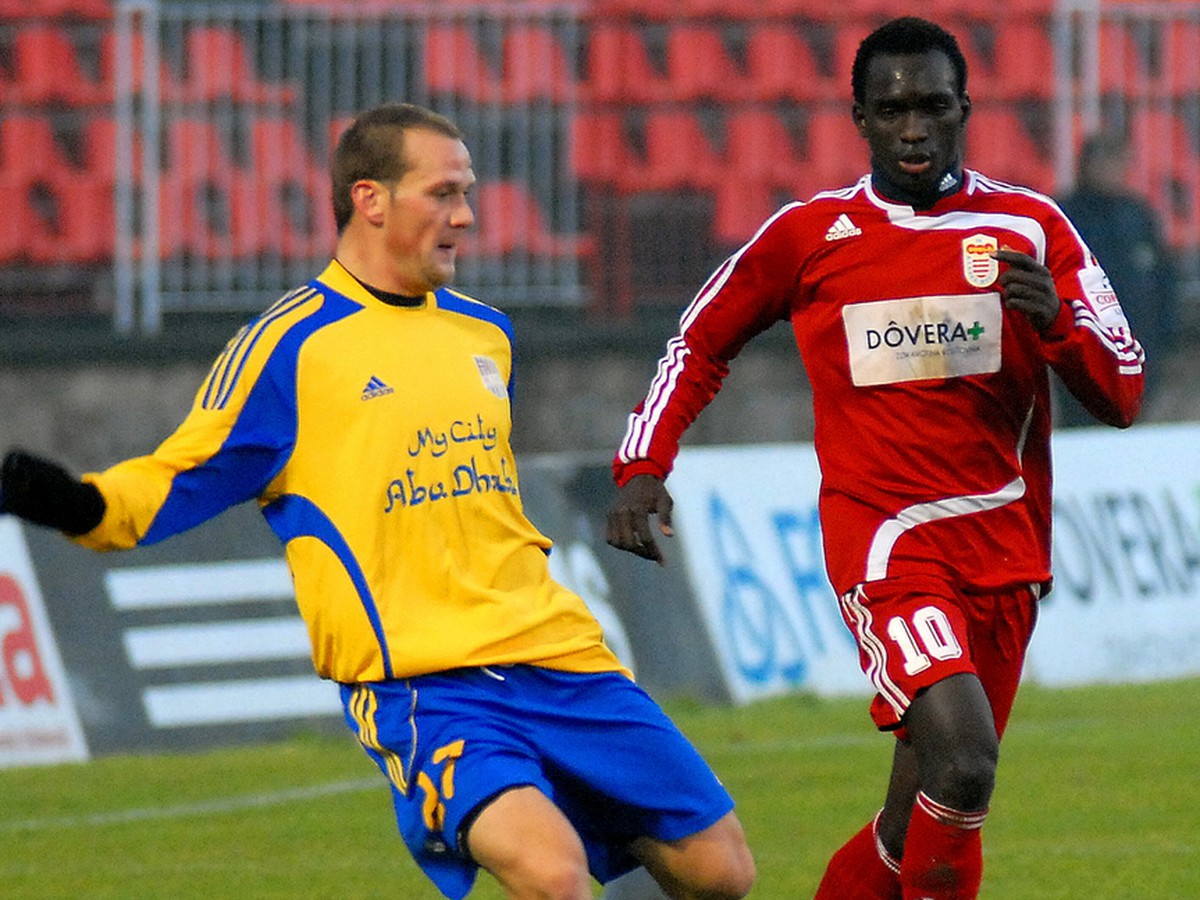 Mouhamadou Seye z Dukly a Marius Kazlauskas z DAC počas prvého polčasu zápasu 18. kola slovenskej futbalovej Corgoň ligy