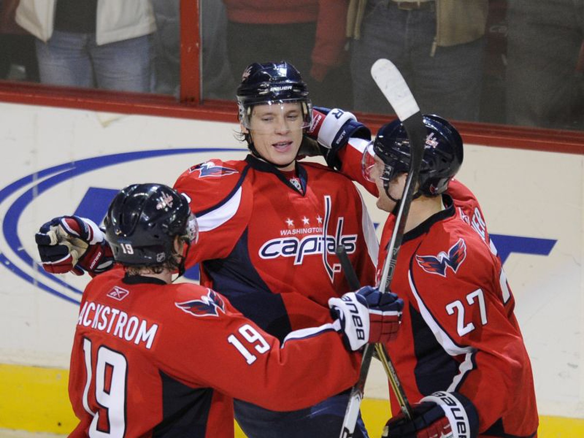 Siominovi (v strede) gratulujú Backstrom a Alzner