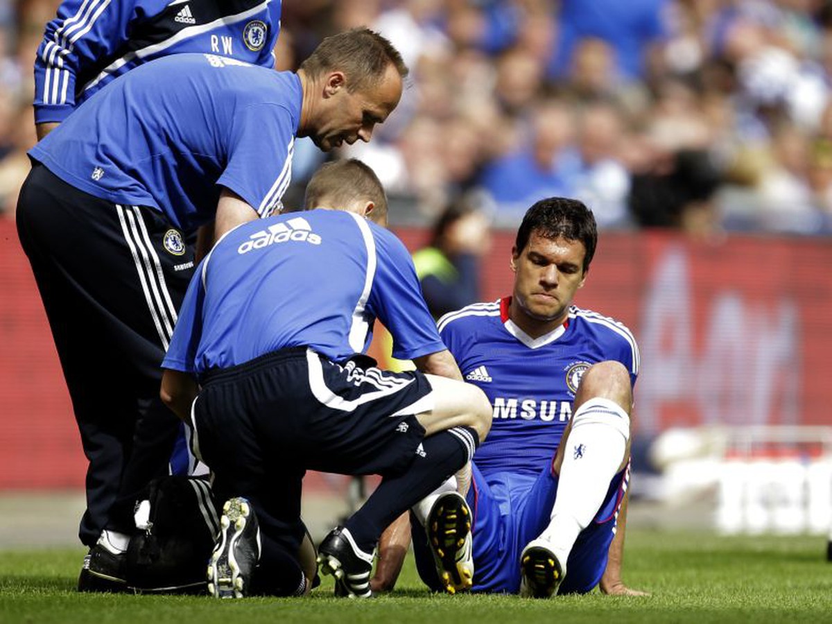 Michael Ballack ošetrovaný počas finále FA Cupu