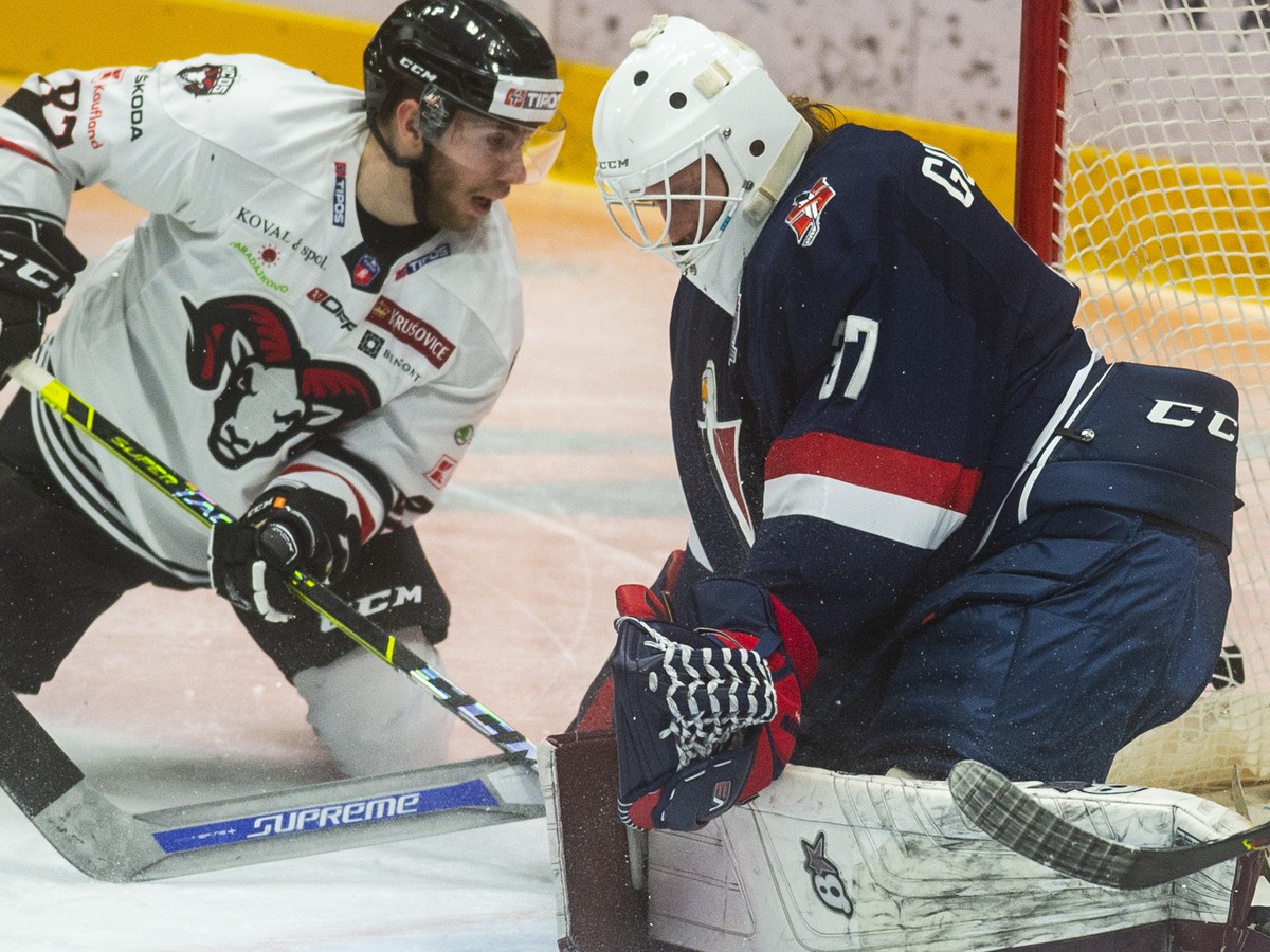 Na snímke sprava brankár Kristers Gudlevskis (Slovan) a Jakub Sukeľ (Banská Bystrica)