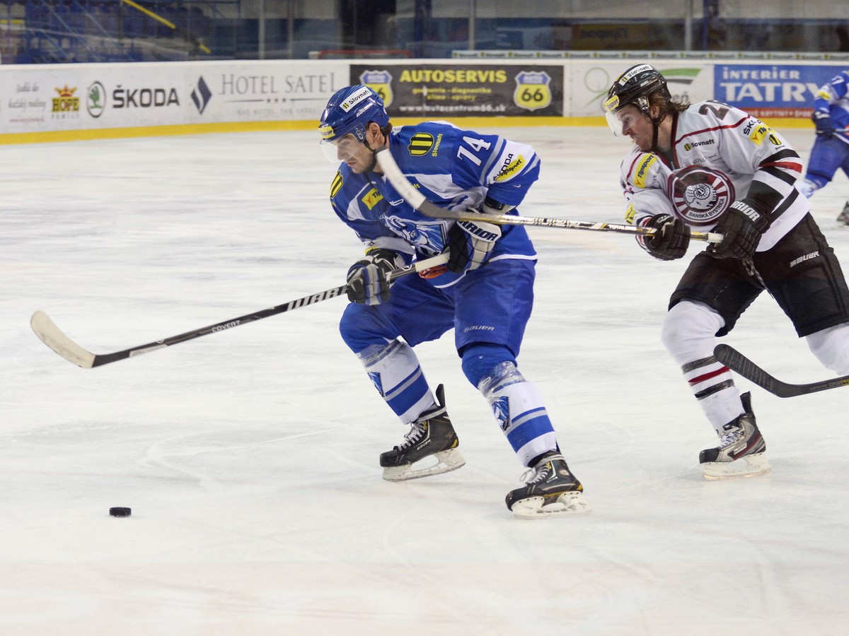 Tomáš Sýkora z HK Poprad a Patrick White z HC´05 Banská Bystrica, obaja v zápase skórovali