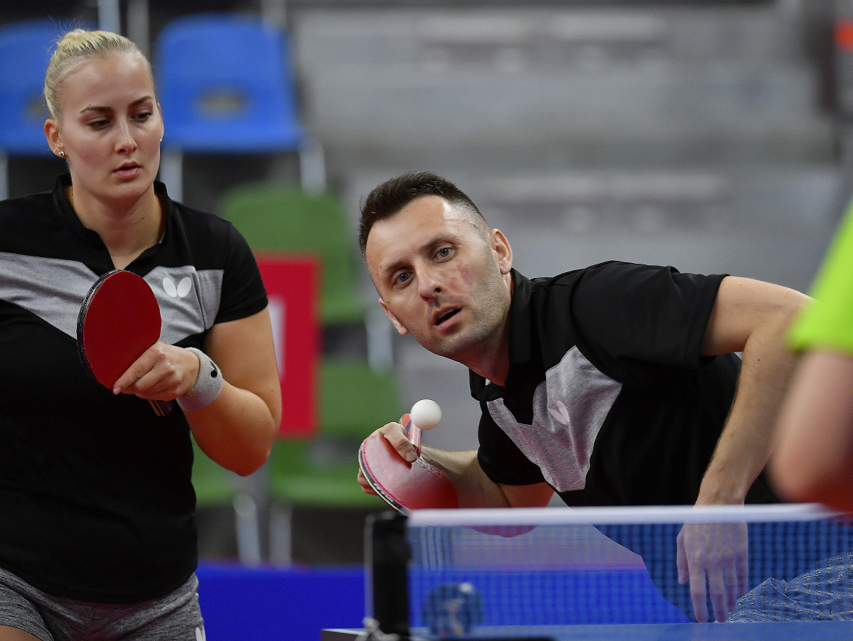 Slovenskí reprezentanti v stolnom tenise Ľubomír Pištej a Barbora Balážová