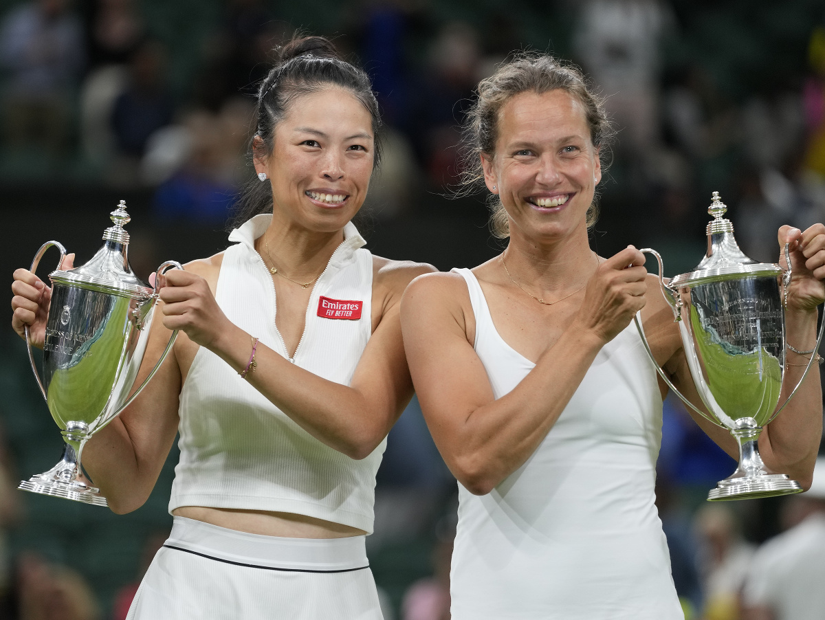Barbora Strýcová a Sie Šu-wej oslavujú triumf na Wimbledone vo štvorhre žien