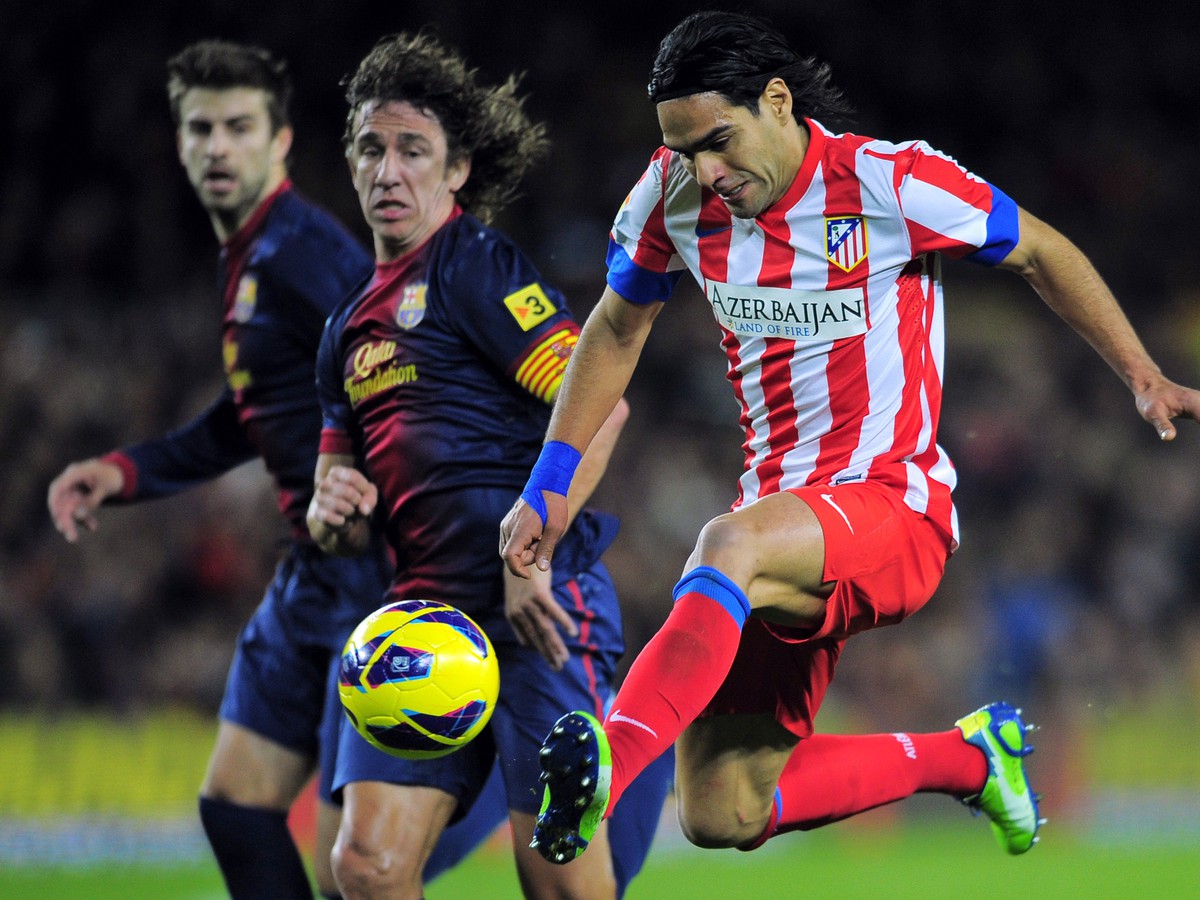Carles Puyol a Radamel Falcao