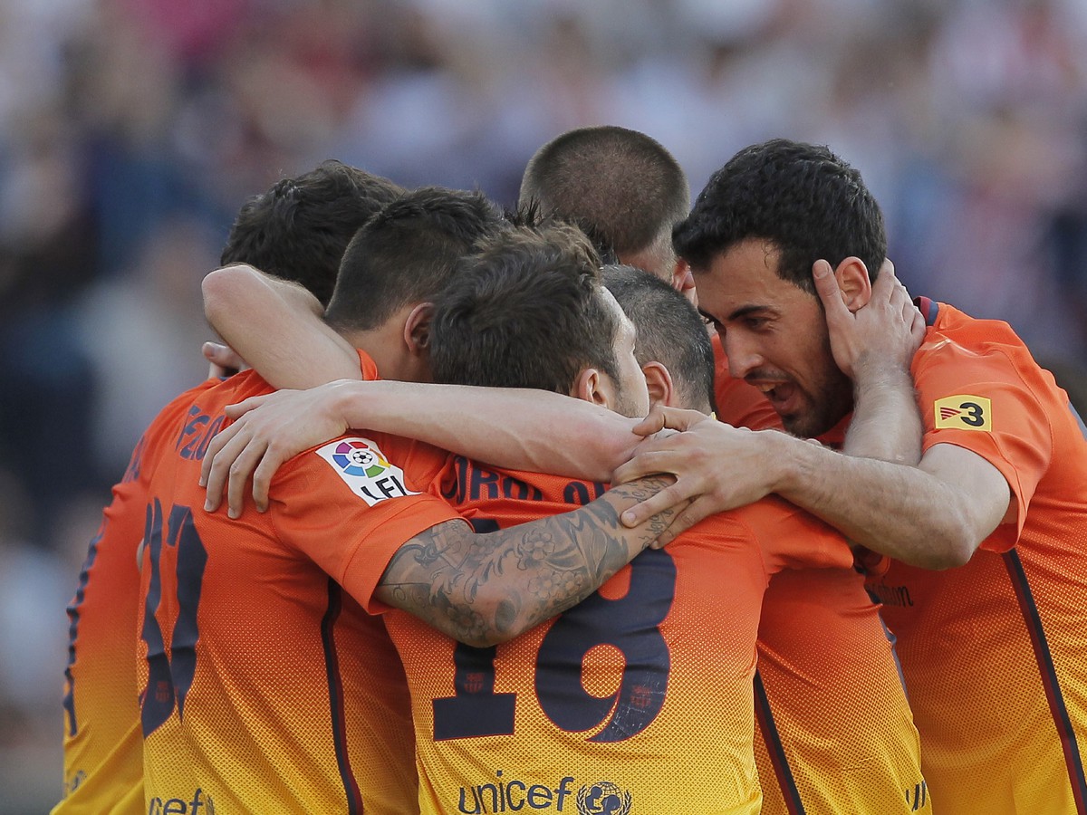 Hráči Barcelony oslavujú gól v sieti Atlética 