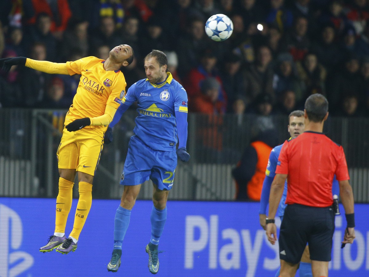 Neymar a Igor Stasevich v hlavičkovom súboji o loptu