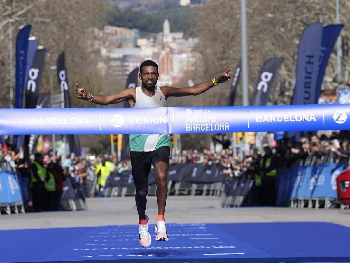 Švajčiarsky bežec Tadesse Abraham vyhral maratón v Barcelone v traťovom aj národnom rekorde