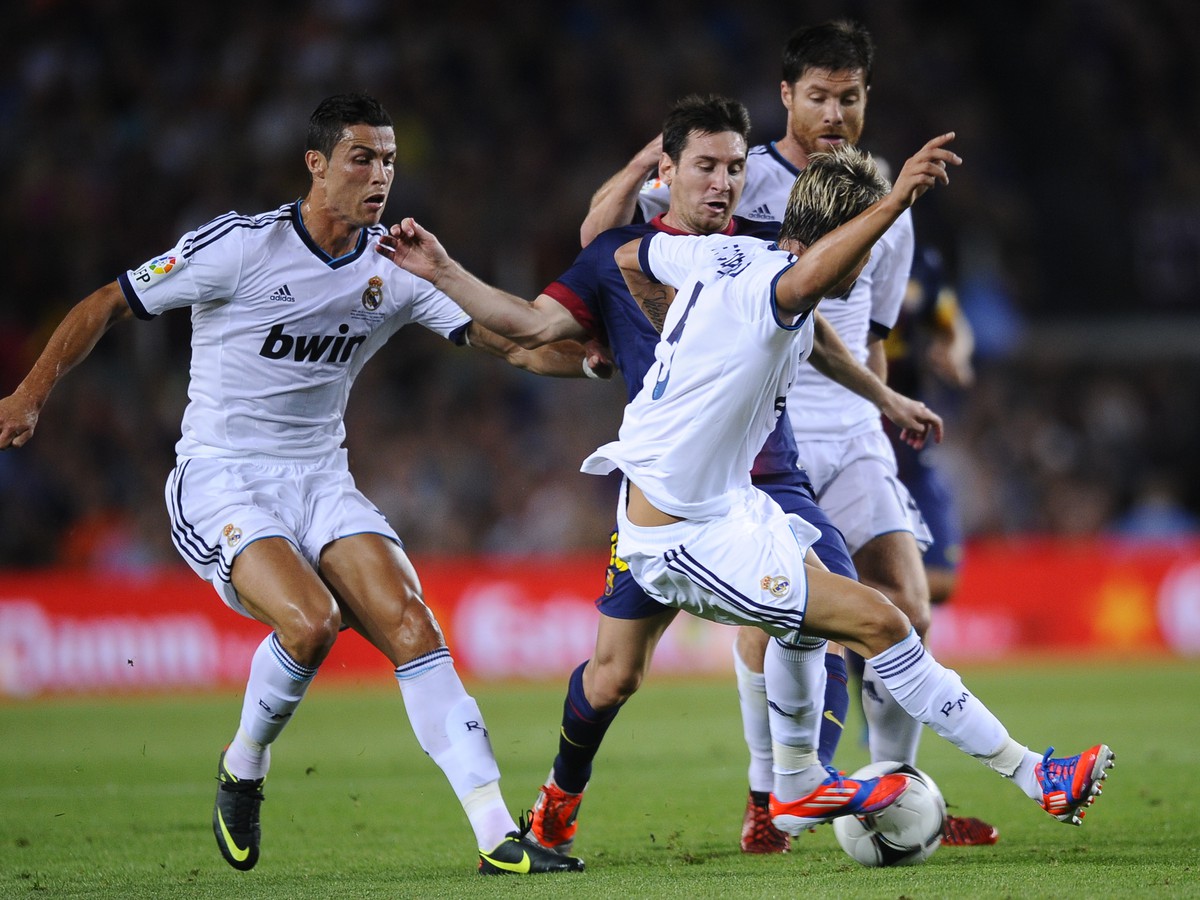 Lionel Messi medzi Fabiom Coentraom a Cristianom Ronaldom