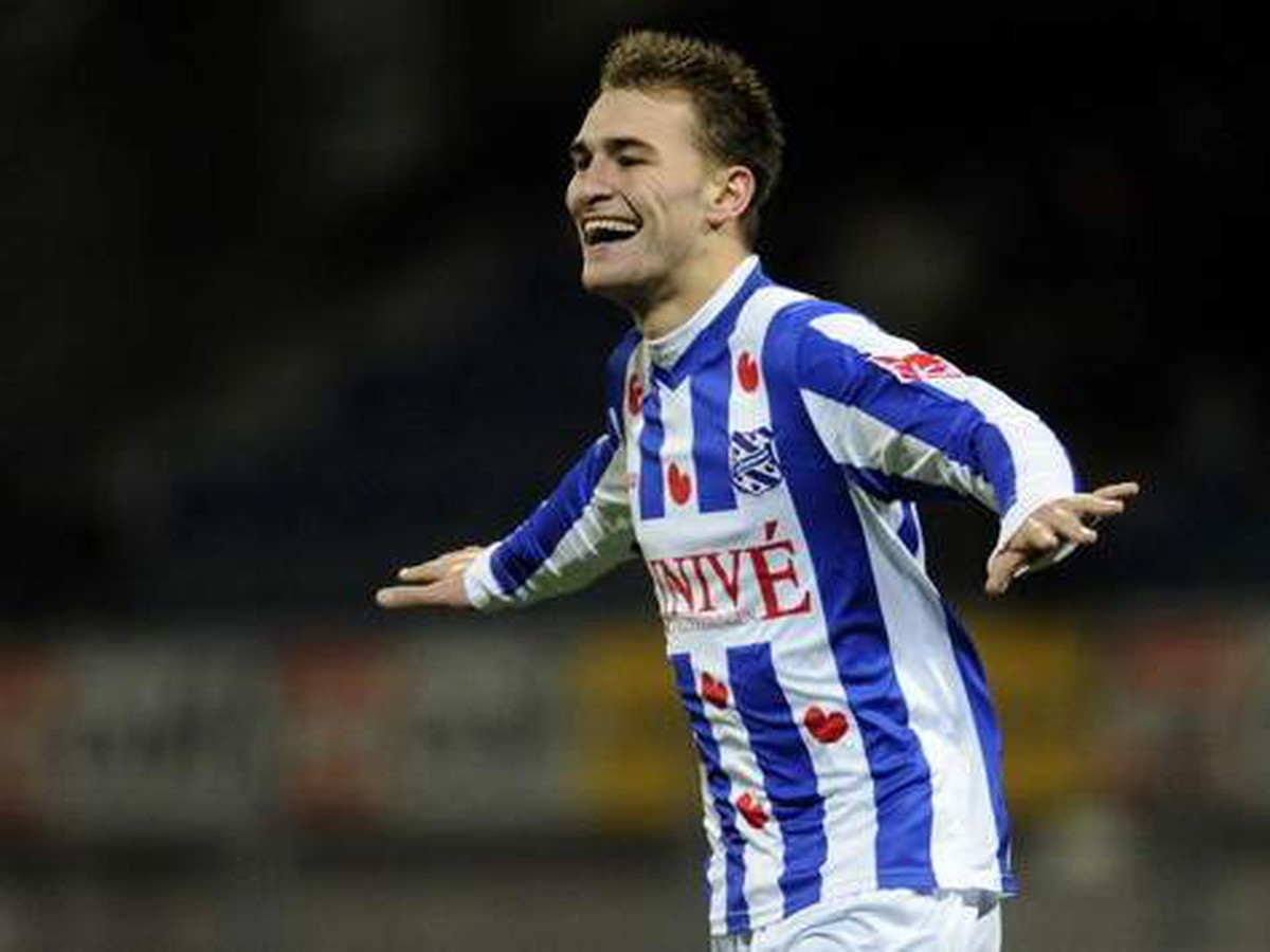 Najlepší ligový kanonier Bas Dost z Heerenveenu oslavujúci jeden zo svojich piatich gólov na pôde Excelsioru (10.12.)