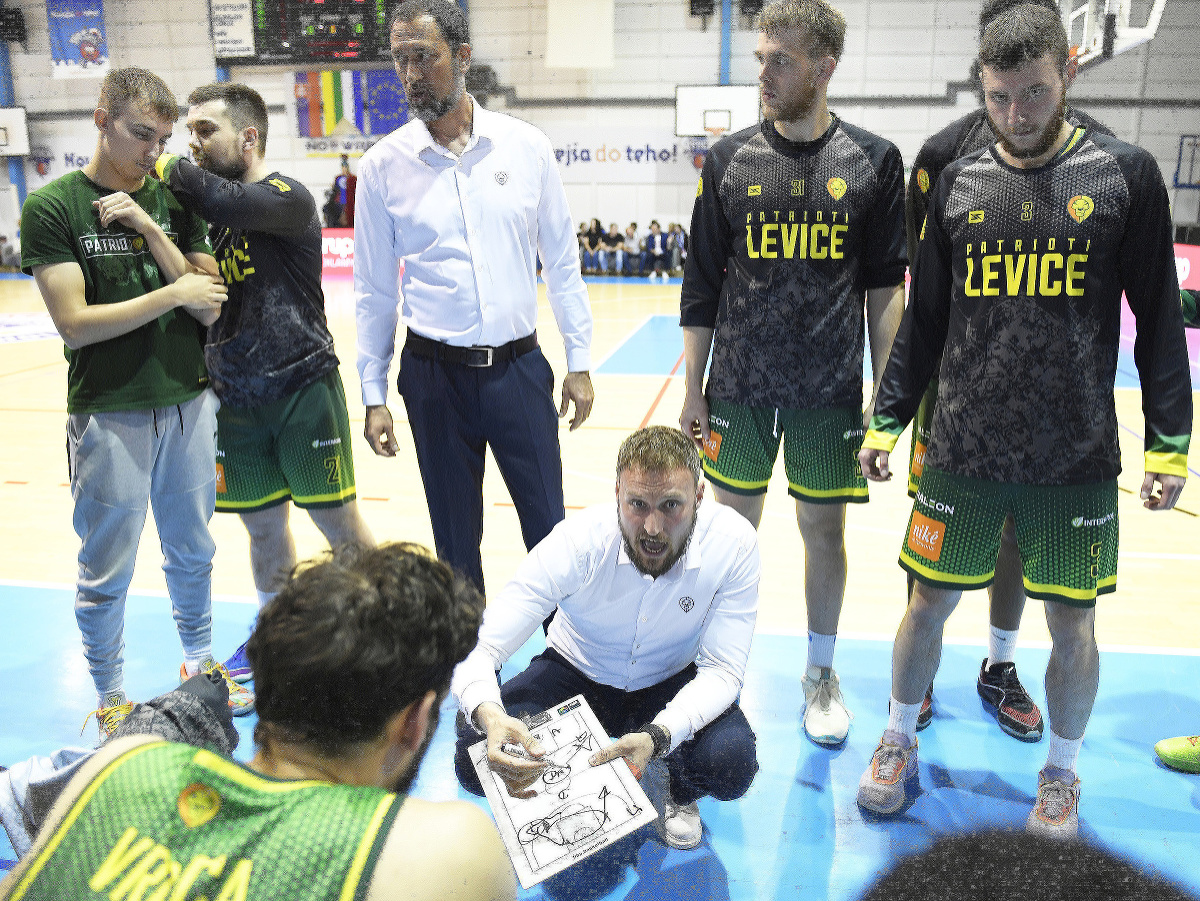 Basketbalisti Levíc, uprostred dole tréner Michal Madzin 