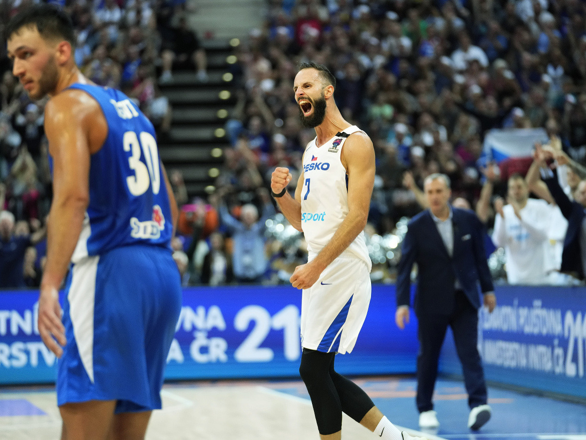 Český basketbalista Vojtěch Hruban oslavuje v zápase proti Izraelu 