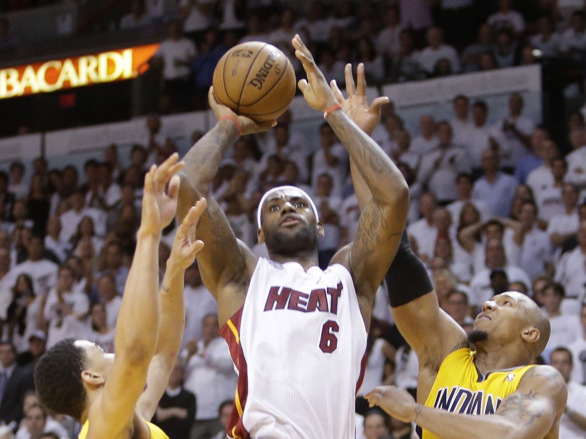 LeBron James (6), David West (21) a Roy Hibbert (55)