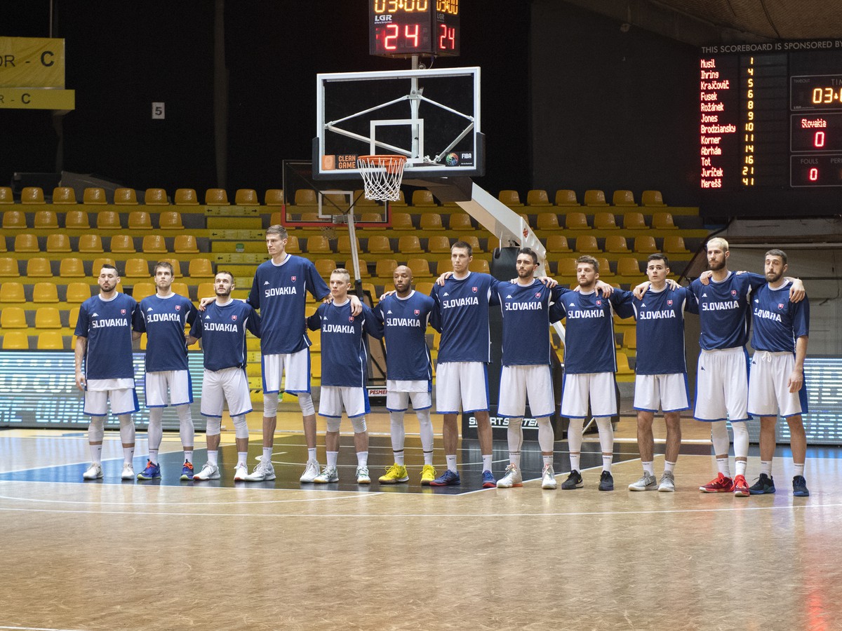 Slovenský basketbalový tím počas hymny