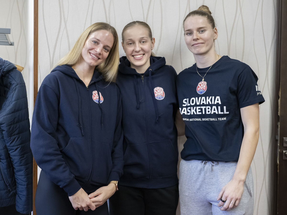 Na snímke slovenské basketbalové reprezentantky, zľava Terézia Páleníková, Nikola Dudášová a Miroslava Mištinová počas brífingu pred zápasmi kvalifikácie ME 2025 s Tureckom a Rumunskom 6. novembra 2023 v Bratislave