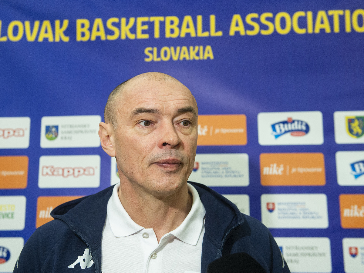 Na snímke tréner basketbalovej reprezentácie mužov SR Oleg Meleščenko počas mediálneho brífingu pred kvalifikáciou majstrovstiev Európy 22. februára 2022 v Bratislave