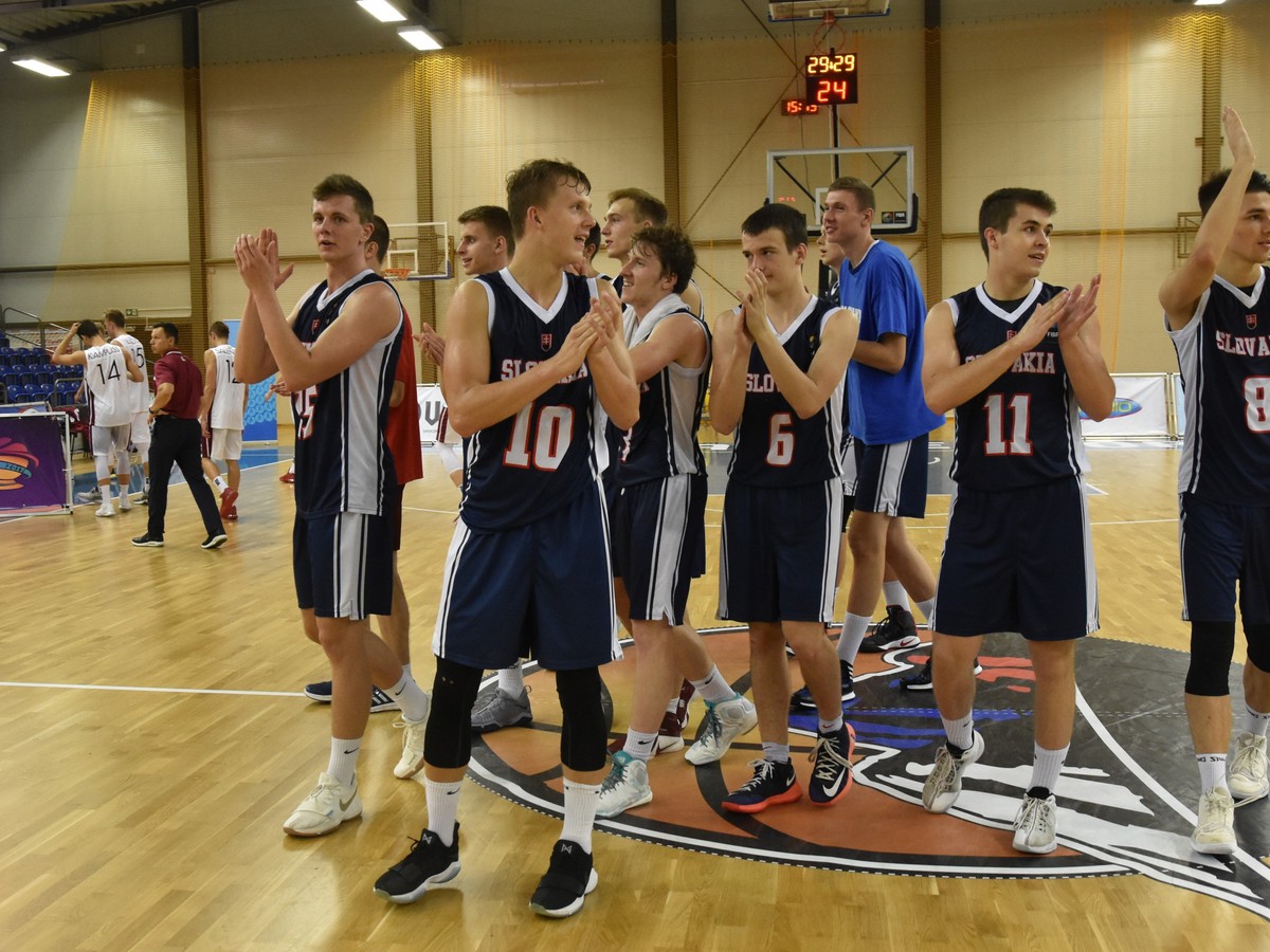 Na snímke reprezentanti Slovenska po zápase o 15. miesto na majstrovstvách Európy v basketbale hráčov do 18 rokov