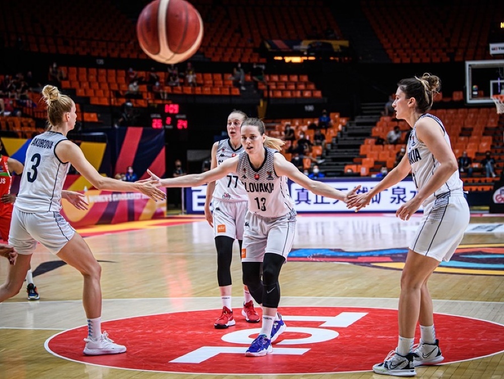 Slovenské basketbalistky zľava Ivana Jakubcová,  Nikola Dudášová (77), Miroslava Praženicová a Sabína Oroszová