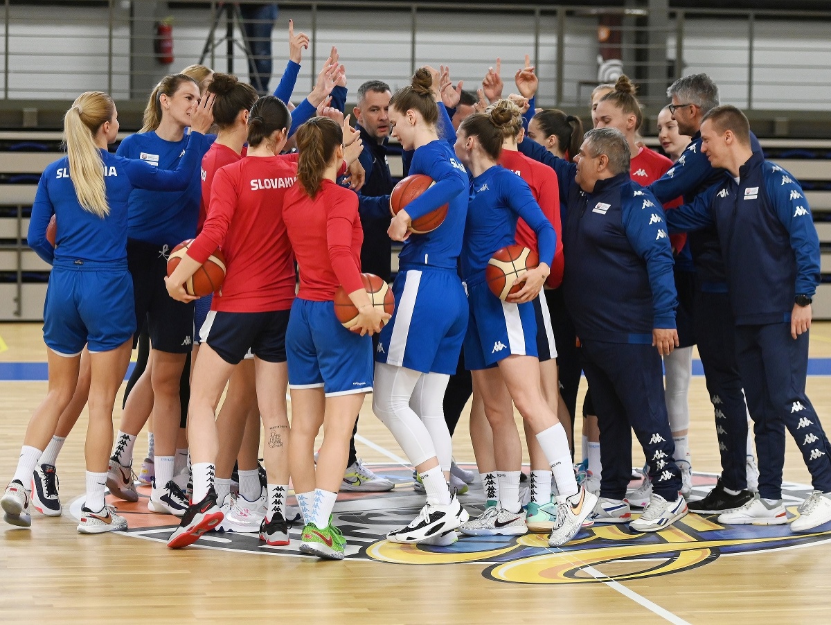 Na snímke hráčky a realizačný tím slovenskej basketbalovej reprezentácie žien